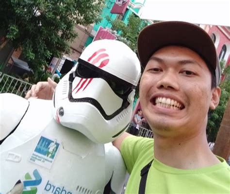 We believe in helping you find the product that is right for you. Man In Stormtrooper Costume Leads KL Stan Chart Marathon ...