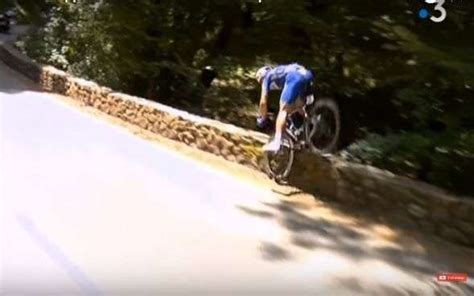 Publié le 26/06/2021 à 16:35 , mis à jour à 16:37. VIDEO. Chute spectaculaire de Philippe Gilbert sur le Tour de France - La République des Pyrénées.fr