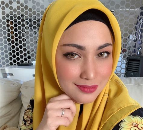 Karena itulah, tetap jaga kesan baik di manapun, termasuk pada perusahaan yang kamu tolak tawaran kerjanya. Ezlynn tolak tawaran belakon kerana dah pakai tudung ...