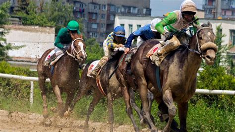 So effectively, a jockey will weigh only 105 to 118 pounds (47 to 53 kg). How Tall Are Jockeys, and How Much Do Jockeys Weigh?