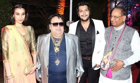 Foto artis india bobby deol. Gosip Artis India: Foto-Foto Dharmendra Mantu