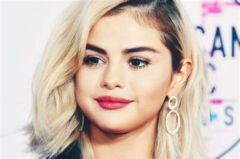 We were all set for selena gomez and justin bieber to make their first red carpet appearance as a couple since rekindling their romance at the 2017 american music awards. Blonde Selena Gomez Accused of Lip-Syncing at the AMAs