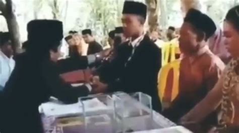 Unik, seorang pemuda di bekasi, jawa barat, melangsungkan pernikahan dengan mahar sepasang ikan cupang seharga. Sejoli Menikah dengan Mahar Sepasang Ikan Cupang, Publik ...