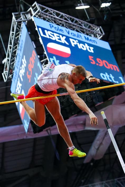 Była ona spowodowana dolegliwościami zdrowotnymi. Pole Vaultr Lisek Piotr redaktionell fotografering för ...