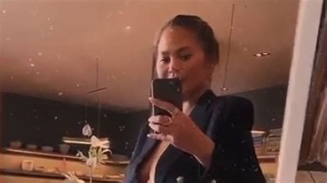 Chrissy teigen started modeling as a teenager, eventually landing on the cover of sports illustrated's swimsuit issue in 2010. Nach Bettruhe: Schwangere Chrissy Teigen im Krankenhaus ...