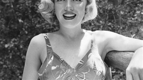 Marilyn monroe), урождённая но́рма джин мо́ртенсон (англ. В Сети опубликовали редкие снимки Мэрилин Монро | DonPress.com