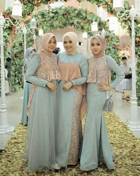 Kalau kamu memilih baju tunik panjang hingga mata kaki, kamu bisa memadukannya dengan celana legging atau skinny jeans putih. Baju Bridesmaid Hijab, dari Model Kurung hingga Mermaid - woke.id