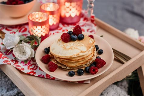 So kann man mit ein paar kleinen, aber raffinierten tricks aus einem normalen frühstück einen stimmungsvollen startschuss in den valentinstag machen. Frühstück am Bett | Lebensmittel essen, Essen, Frühstück ans bett