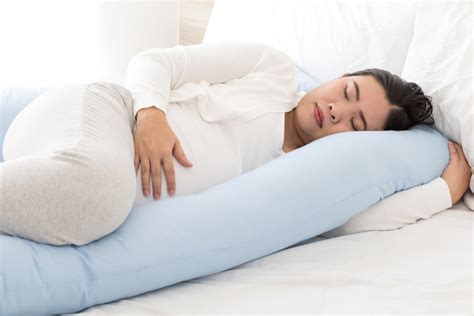 Ternyata posisi tidur seperti ini direkomendasikan oleh dokter ketika usia kehamilan mommy membesar karena dapat membantu aliran darah mommy untuk janin dan juga. Posisi Tidur Ibu Hamil Terbaik Dari Bulan Ke Bulan ...