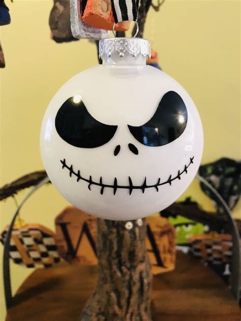 I found the perfect transitional craft to say goodbye to halloween, you guys: DIY Jack Skellington Christmas Ornament - Cookies Coffee and Crafts