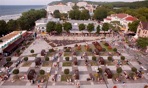 Jest tu czysta, bezpieczna plaża z delikatnym piaskiem. MIEDZYZDROJE, POLAND - JULY 20, 2014: Miedzyzdroje, vacation town in Poland. - Villa Astra ...