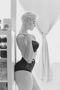 La strategia aziendale è quella di muoversi nel campo del design contemporaneo, individuando prodotti ad alto contenuto innovativo e propositivo, di grande qualità estetica e formale. 214 Best Stefania Ferrario images in 2020 | Model, Australian models, Women