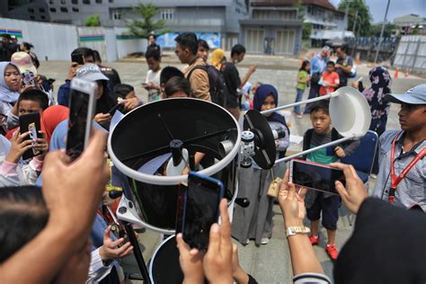 Matahari berukuran 400 kali ukuran bulan dan berjarak 400 kali lebih jauh dari bulan. Foto: Saat-saat Kemunculan Gerhana Matahari Cincin 2019 ...