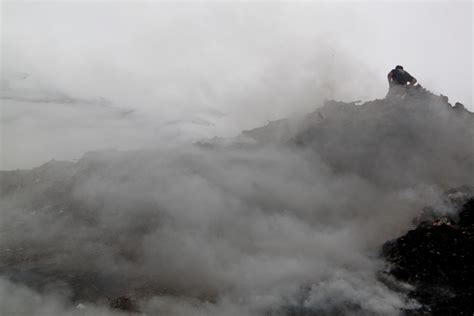 H φωτιά έχει λάβει μεγάλες διαστάσεις με τον αέρα να τη σπρώχνει προς το χωριό. Αχαϊα: Φωτιά στο χώρο μεταφόρτωσης σκουπιδιών του δήμου ...