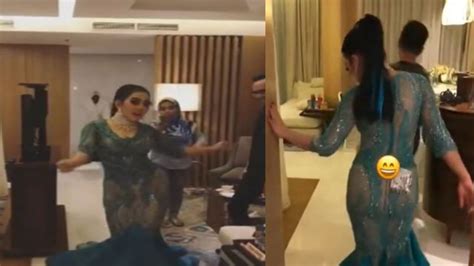 5 foto terkini syahrini bikin kontroversi selamba pakai baju tembus pandang ketika show di malaysia from i0.wp.com. Edit Syahrini Tembus Pandang / Baju Tembus Pandang 3gp Mp4 ...