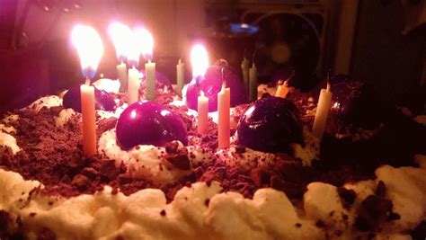 Three tier white birthday cake with pink trim and five candles burning animated gif showing candles on a birthday cake being blown out as someone makes a secret birthday wish. Narozeninové dorty - vtipné GIF animace - Vtipné a zábavné ...