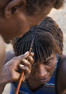 Fille afar rencontrée dans le desert danakil, entre djibouti et harar. Afar man having a traditional hairstyle with a stick to ...