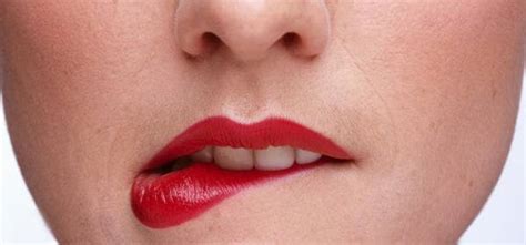 Cara ini memang cukup populer, namun tidak terlalu disarankan. Cara memerahkan bibir secara alami dan cepat | Artikel ...