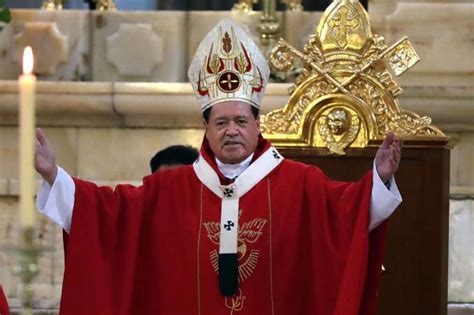 Norberto rivera presentó en el 2017 al papa francisco su renuncia como cardenal y arzobispo primado de méxico al haber alcanzado la edad de jubilación de 75 años y fue sustituido en febrero de. Balean casa de Norberto Rivera; un muerto