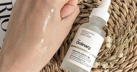 Each molecule can hold up to 1000 times its weight in water, so it massively improves skin's hydration levels. Review: Serum cấp ẩm The Ordinary Hyaluronic Acid 2% + B5