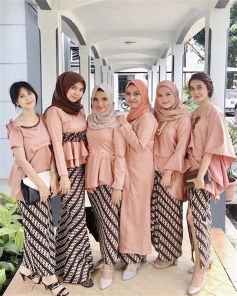 Baju brokat biasanya dipilih untuk beberapa acara formal seperti kondangan, jamuan makan malam, ataupun pesta. KEBAYA|BRIDESMAID|KONDANGAN on Instagram: "Temukan ...