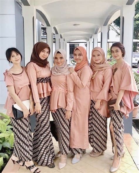 Kebaya dress brokat muslimah biasanya memiliki desain yang menutup seluruh tubuh dengan potongan berukuran lebar. KEBAYA|BRIDESMAID|KONDANGAN on Instagram: "Temukan ...