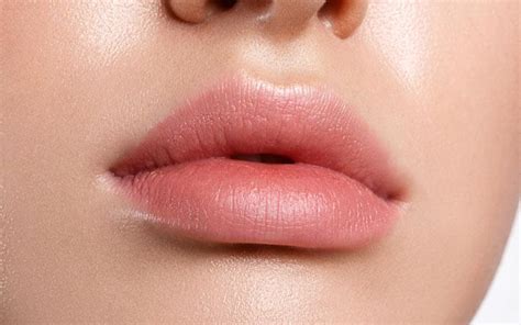 Glycerin helps in retaining the moisture of the skin. 8 Tips To Have Pink Lips Naturally + Foods To Eat - SkinKraft