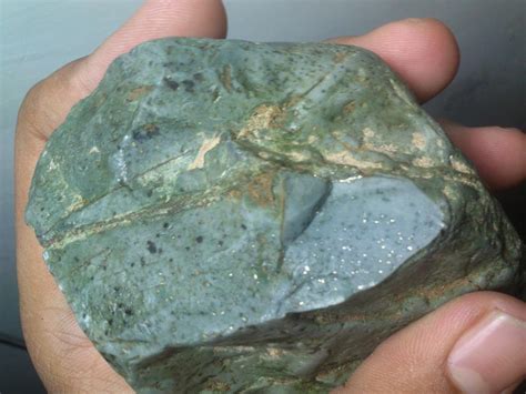 Tanahnya mengandung mineral sulfida, dan kita akan merasakan hawa belerang disekitar tempat tersebut. BATU CINCIN: SUNGAI DAREH