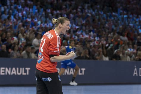 2 mai 1986, în aubenas, ardèche) este o jucătoare franceză de handbal care evoluează pe postul de portar. Sport | Amandine Leynaud un an de plus en Hongrie