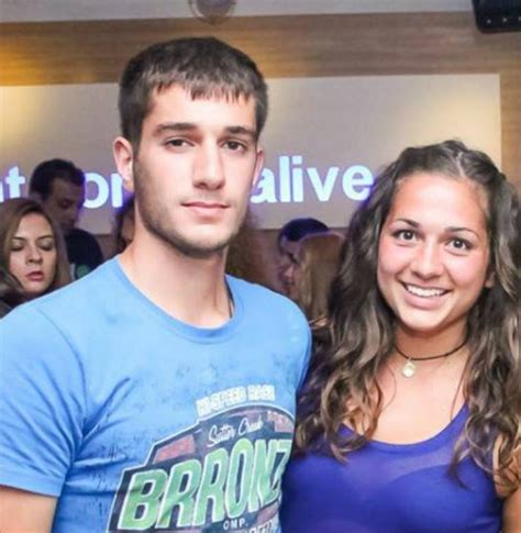Σαράντα μέρες έψαχναν στη λίμνη των ιωαννίνων τον βαγγέλη γιακουμάκη κι αυτός πέθανε800 μέτρα από τη σχολή. Με μια μαντινάδα και μια φωτογραφία αποχαιρέτησε τον ...