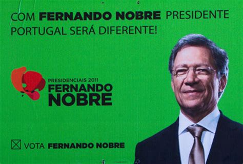 Em política, abstenção é o ato de se negar ou se eximir de fazer opções políticas. Os cartazes das eleições presidenciais desde 1976 - PÚBLICO