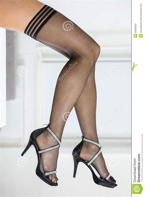 Voir plus d'idées sur le thème talons bas, talons, chaussure. Jambes Des Bas De Port D'une Femme Et Des Talons Hauts ...