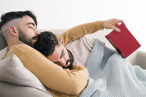 Seit christian um 05.00h zur arbeit ist, bin ich wach. Erschöpfte junge homosexuelle paare, die zusammen auf sofa ...