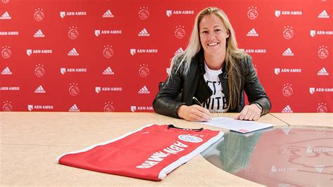 Het voetbalshirt van de dames van ajax is qua design hetzelfde als het shirt van de mannen. Ajax Vrouwen starten seizoen tegen FC Twente