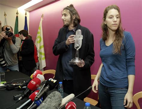 O álbum longe foi apresentado na casa da música, no porto, a 2 de maio de 2010, estando nessa altura no 1º lugar no top de vendas. De Carolina Deslandes a Virgul: Eis os 20 compositores do ...