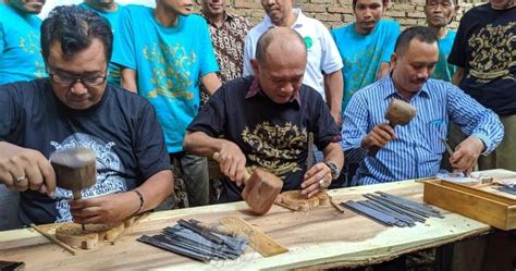 Detailed information about the balamoa font. Sanggar Persing Langon Membuka Kelas Ajar Natah untuk ...