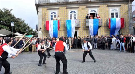 Cada jogador lança o berlinde. Jogo do Pau, a mais antiga arte marcial portuguesa - Viver ...