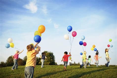 El juego finaliza cuando el globo toca el comenzamos a pasar globos por suelo y volvemos a empezar. 4 juegos con globos para niños