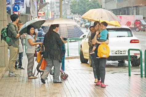 指揮中心今日與各縣市政府招開全國防疫會議，決議如下： 由於本週可能因颱風來襲， 各地方疫苗接種站如因停班停課取消接種 ，預約平台也 將會保留名額給受影響的民眾，併入下一期預. 暴雨警告生效 中小幼下午停課 - 澳門力報官網