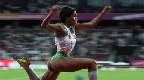 Lorene bazolo bateu hoje o recorde nacional dos 100 metros e obteve mínimos para os jogos olímpicos tóquio2020, com a marca de 11,15 segundos, durante a ii copa ibérica de atletismo, integrada no 'meeting' de playas de castellón. Patrícia Mamona afirma ter sido vítima de racismo em ...