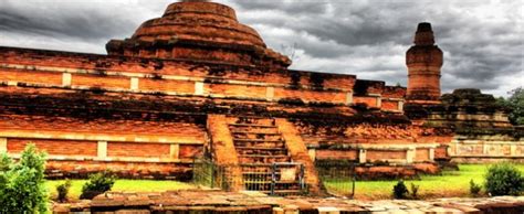 Stupa candi ini tidak lazim seperti candi aliran budha lainnya. Candi Muara Takus