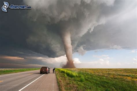 The windstorm is often referred to as a twister, whirlwind or cyclone. Tornádo