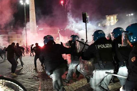 Nessuna giustificazione per gli scontri pilotati di ieri sera a roma, di questi giorni a torino, milano, napoli… con la gente che muore negli ospedali, con lo sforzo inarrestabile e sfiancante. ROMA: FORZA NUOVA PROTESTA E SI SCONTRA CON LA POLIZIA ...