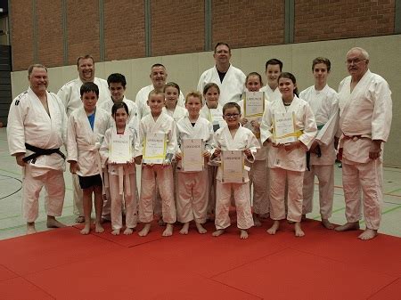 Here will you find from the basic to advance karate kumite attacks, counters, tips, drills, and partner practice and also included karate. Stromnetz Karate : Der Neue Wiesentbote Seite 1077 Von ...