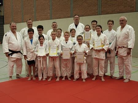 Es besteht aus elektrischen leitungen wie freileitungen und erdkabeln sowie den dazugehörigen. Stromnetz Karate : Der Neue Wiesentbote Seite 1077 Von ...