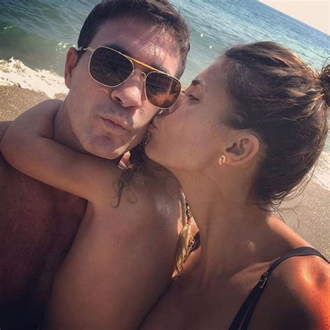 Canalis steht zur kamera gedreht, doch ihr blick ruht sanft auf dem kleinen menschen in ihren obwohl das mädchen sieht elisabetta fantastisch aus. Elisabetta Canalis, estate a tutto amore con il marito ...