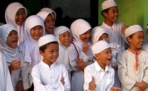 Bahkan dalam agama islam kegiatan menyantuni anak yatim merupakan. 7 Keutamaan Memuliakan Anak Yatim - seruni.id