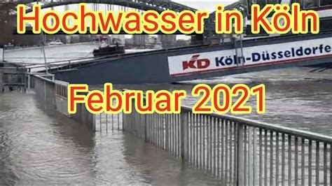 Seit montag sinkt der wasserstand, nun dürfen dort wieder schiffe fahren. Hochwasser in Köln im Februar 2021 / Rhein - Altstadt ...