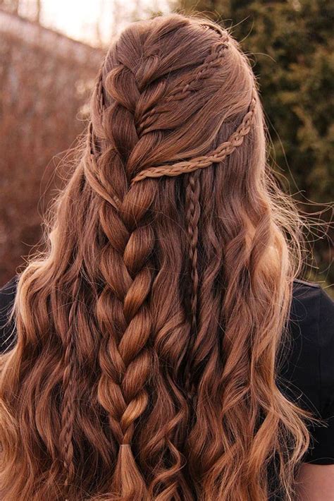 For several seasons, the braid in all its forms is at the top of the trend! 30 Hochzeitsfrisuren Half Up Half Down mit Locken und Zopf ...