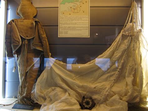 Un parachutiste dans la légende à utah beach. Commémorations du Débarquement : révisez le vocabulaire du ...